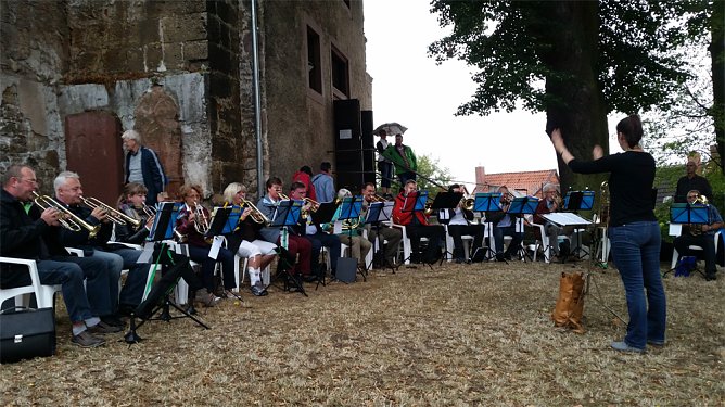 Bl&auml;serserenade am Schiefen Turm (Foto: Margit Uthleb)
