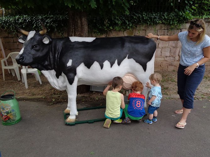 Auf dem Bauernhof war zum 25. Stra&szlig;enfest etwas los (Foto: Kindervilla)