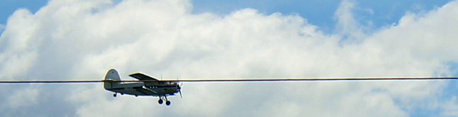 Fallschirmjäger in Udersleben (Foto: Karl-Heinz Herrmann) Fallschirmjäger in Udersleben (Foto: Karl-Heinz Herrmann)