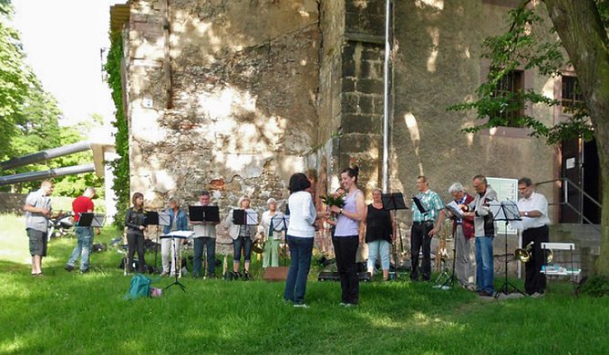 Bl&auml;serserenade am Schiefen Turm (Foto: Margit Uthleb)