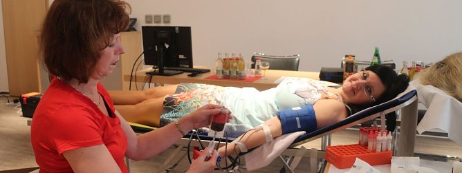 Frau Karch spendet seit 15 Jahren Blut, heute ganz bequem vom Arbeitsplatz aus (Foto: Angelo Glashagel)