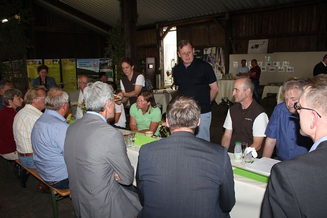 Ministerpräsident wird Pate von Tieren (Foto: Karl-Heinz Herrmann) Ministerpräsident wird Pate von Tieren (Foto: Karl-Heinz Herrmann)