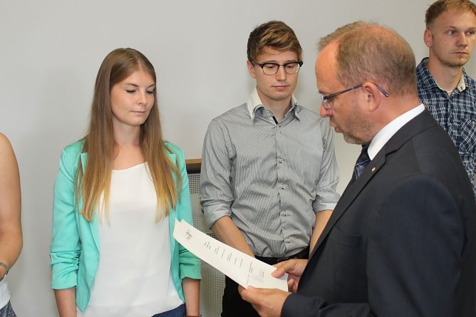 Dr. Bern Uwe Althaus &uuml;bergibt die Urkunde (Foto: Schulamt)