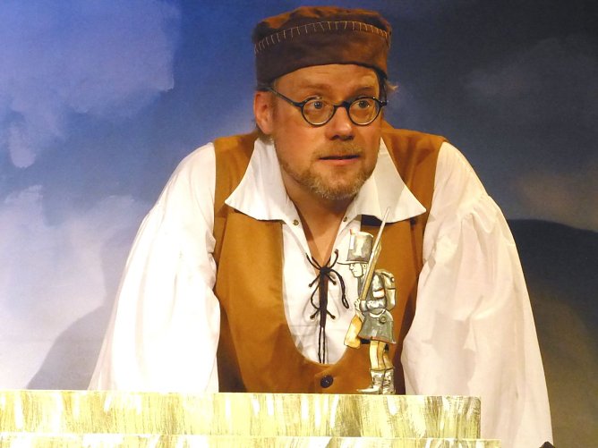 Christian Georg Fuchs, hier in Wenn ich ein V&ouml;glein w&auml;r, erz&auml;hlt Die Geschichte vom alten K&ouml;nig Lear und seinen drei T&ouml;chter als Puppenspiel (Foto: Birgit Susemihl)