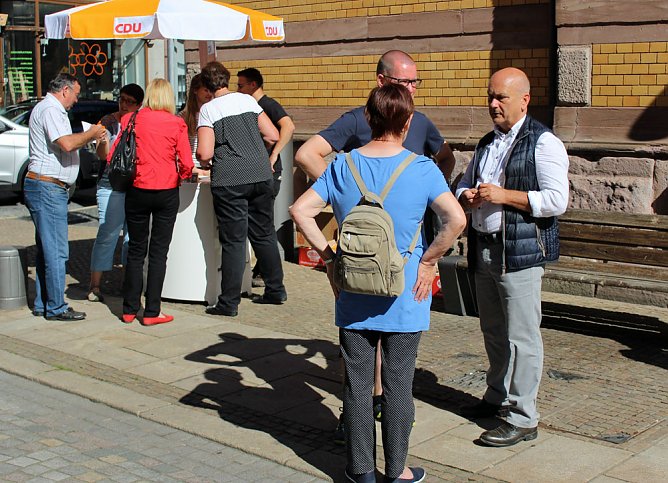 Mit B&uuml;rgern diskutiert Manfred Grund  (Foto: Karl-Heinz Herrmann)