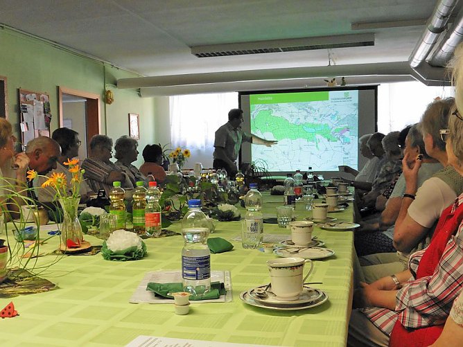 Revierf&ouml;rster mit bildlicher Wanderung (Foto: Dorothea Kieper)