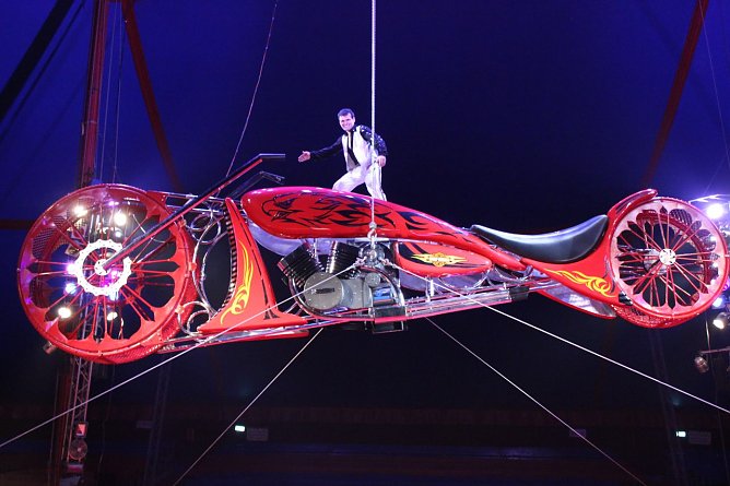 Crazy Wilson auf dem Todesrad (Foto: Circus Krone)