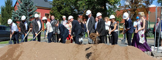 Feierlicher Spatenstich (Foto: Karl-Heinz Herrmann)