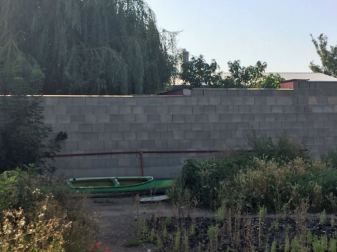 HILFE � Diese Mauer braucht dringend Farbe (Foto: Diakonieverbund Kyffh&auml;user gGmbH)