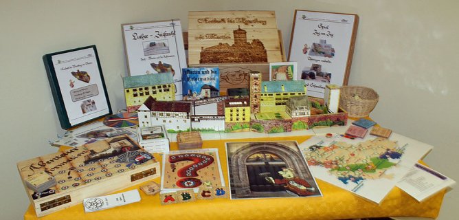 Informations- und Lernmaterial &uuml;bergeben (Foto: Karl-Heinz Herrmann)