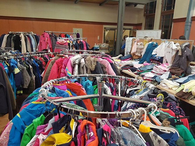 Heute Teeniesachenbasar (Foto: Bianca Fli&szlig;)