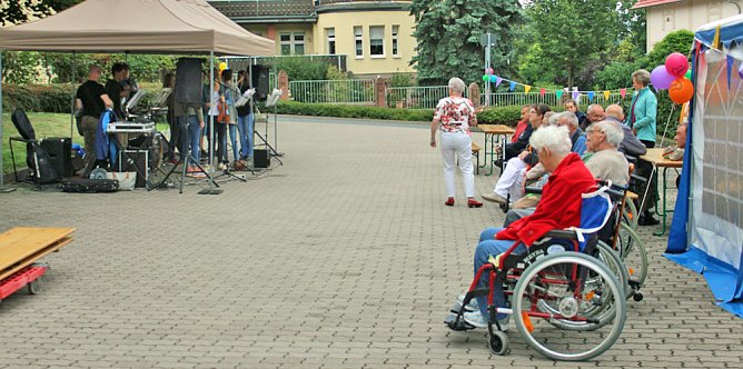 Neben G&ouml;ldner gefeiert (Foto: Karl-Heinz Herrmann)