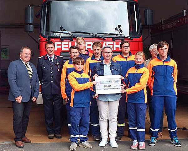 Spendenmittel f&uuml;r die Feuerwehr Ebeleben (Foto: Carina Sorber)