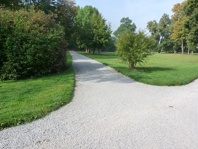 Wege im Schlosspark (Foto: Karl-Heinz Herrmann)