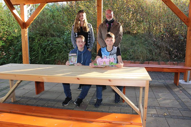 Tisch f&uuml;r Lesegarten (Foto: Karl-Heinz Herrmann)