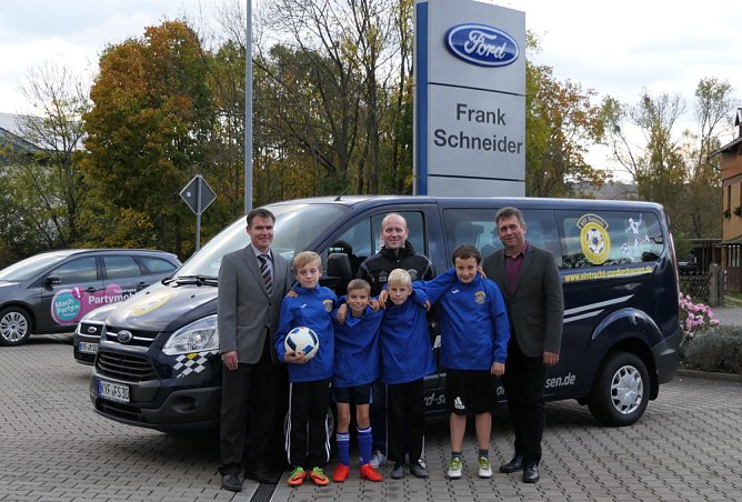 &Uuml;bergabe eines Teambusses (Foto: Eintracht Sondershausen)