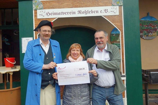 Heimatverein Roßleben erhält Spende (Foto: Die Linke) Heimatverein Roßleben erhält Spende (Foto: Die Linke)