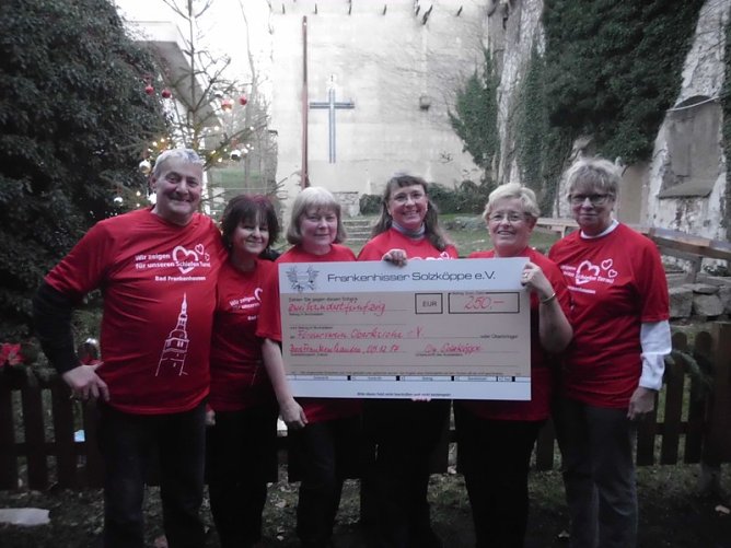 Der Weihnachtmann am Schiefen Turm (Foto: Margit Uthleb)