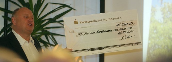 Spende &uuml;bergeben (Foto: nnz)