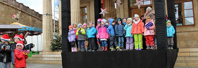 Feuchter Start des Weihnachtsmarkts (Foto: Karl-Heinz Herrmann)