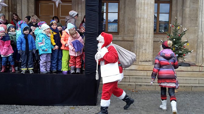 Feuchter Start des Weihnachtsmarkts (Foto: Karl-Heinz Herrmann)