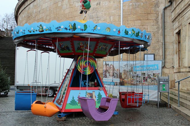 Feuchter Start des Weihnachtsmarkts (Foto: Karl-Heinz Herrmann)