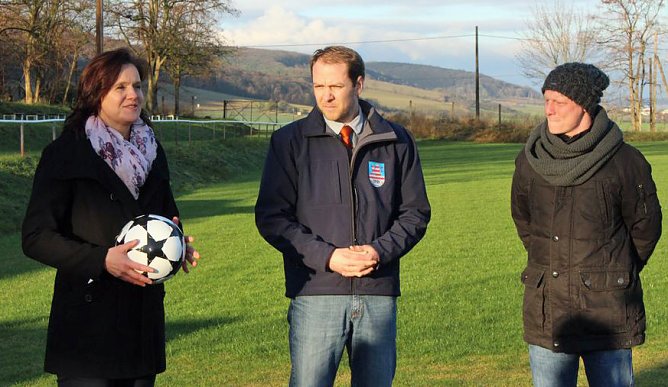 Sportplatz Oldisleben &uuml;bergeben (Foto: Karl-Heinz Herrmann)