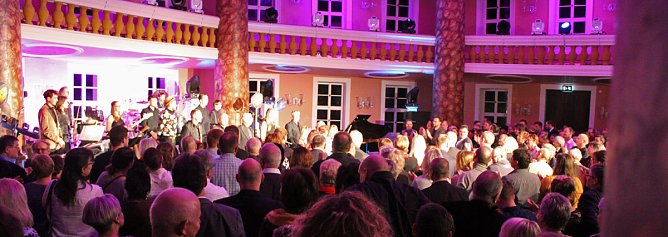 Stehende Ovationen im Achteckhaus (Foto: Karl-Heinz Herrmann) Stehende Ovationen im Achteckhaus (Foto: Karl-Heinz Herrmann)