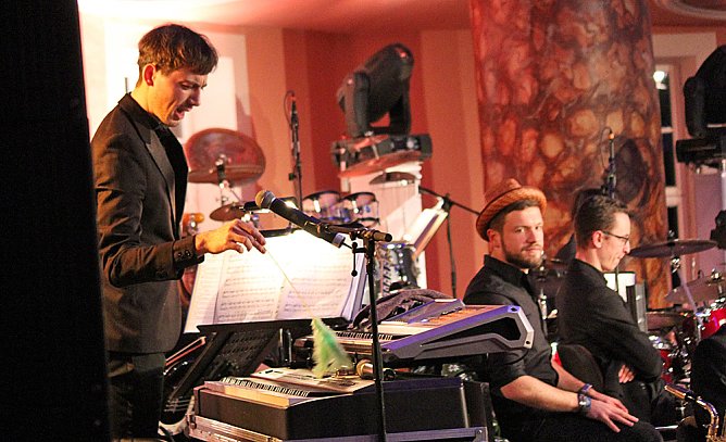 Stehende Ovationen im Achteckhaus (Foto: Karl-Heinz Herrmann) Stehende Ovationen im Achteckhaus (Foto: Karl-Heinz Herrmann)