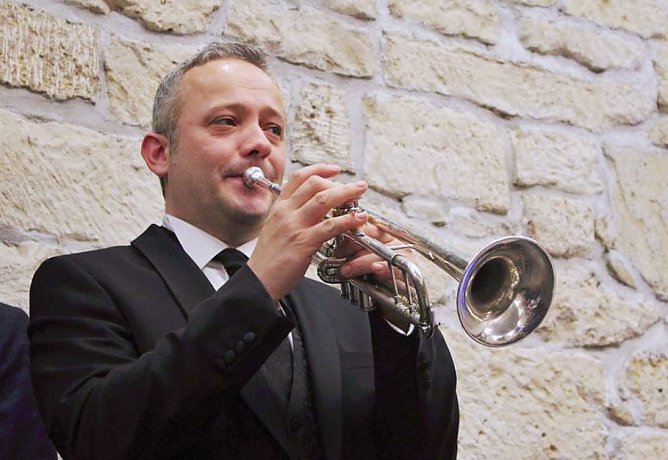 Stehende Ovationen im Achteckhaus (Foto: Karl-Heinz Herrmann) Stehende Ovationen im Achteckhaus (Foto: Karl-Heinz Herrmann)