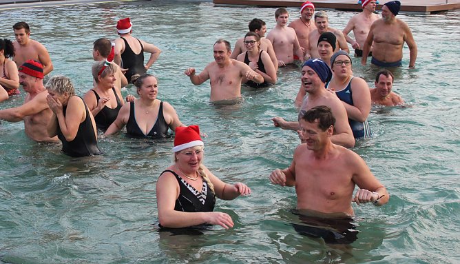 43 Mutige Eisbader (Foto: Karl-Heinz Herrmann Archiv) 43 Mutige Eisbader (Foto: Karl-Heinz Herrmann Archiv)