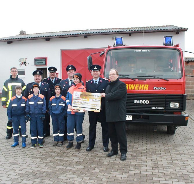 Spende f&uuml;r Feuerwehrverein Badra (Foto: Stadtwerke Sondershausen)
