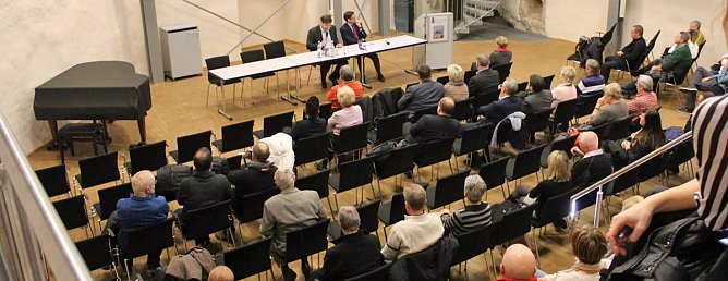 &Uuml;ber die Sicherheitslage diskutiert (Foto: Karl-Heinz Herrmann)