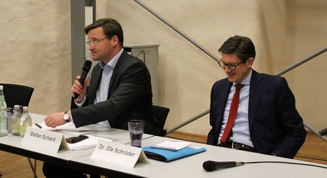 &Uuml;ber die Sicherheitslage diskutiert (Foto: Karl-Heinz Herrmann)