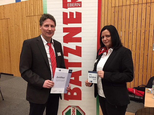 Ausbildungsbetriebe signalisieren: Wir bilden aus! (Foto: IHK) Ausbildungsbetriebe signalisieren: Wir bilden aus! (Foto: IHK)