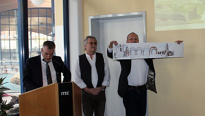 Letzte Pinselstriche (Foto: Karl-Heinz Herrmann) Letzte Pinselstriche (Foto: Karl-Heinz Herrmann)