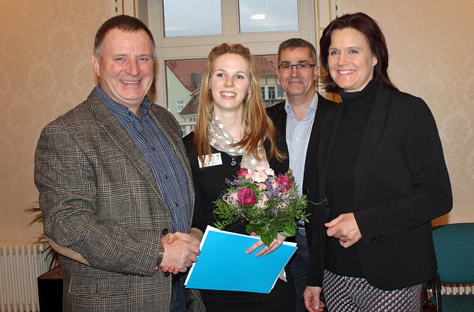 Azubi im Kreisausschuss gratuliert (Foto: Karl-Heinz Herrmann)