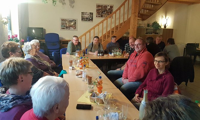 Bürgermeisterkandidat Steffen Gröbel beim Seniorennachmittag in Gundersleben (Foto: privat) Bürgermeisterkandidat Steffen Gröbel beim Seniorennachmittag in Gundersleben (Foto: privat)