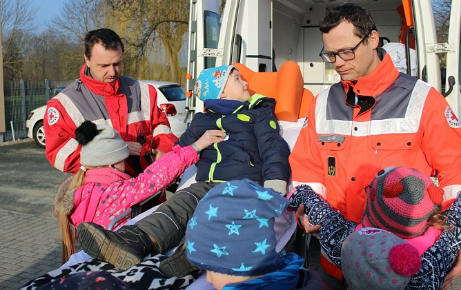 Erste Hilfe Übung für Kindergartenkinder (Foto: Karl-Heinz Herrmann) Erste Hilfe Übung für Kindergartenkinder (Foto: Karl-Heinz Herrmann)