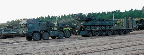 Paradeaufstellung auf dem Schlossplatz (Foto: Bundeswehr) Paradeaufstellung auf dem Schlossplatz (Foto: Bundeswehr)