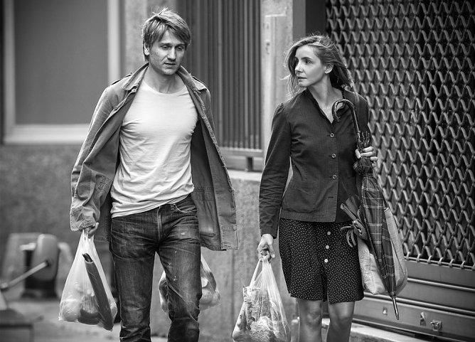 Im Schatten der Frauen (Foto: Schwarz-Weiß) Im Schatten der Frauen (Foto: Schwarz-Weiß)