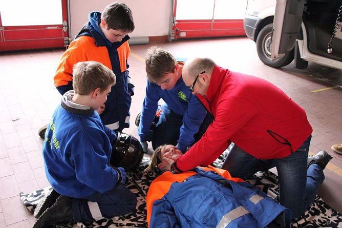 Junge Feuerwehrleute bei DRK-Ausbildung (Foto: Karl-Heinz Herrmann) Junge Feuerwehrleute bei DRK-Ausbildung (Foto: Karl-Heinz Herrmann)