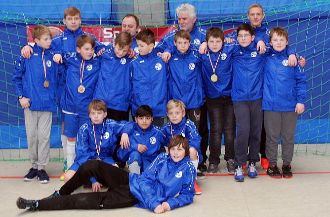 Wetterjacken &uuml;bergeben (Foto: Blau / Wei&szlig; 91 Bad Frankenhausen e.V.)