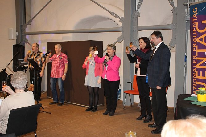 Mit Sir Henry gefeiert (Foto: Karl-Heinz Herrmann) Mit Sir Henry gefeiert (Foto: Karl-Heinz Herrmann)