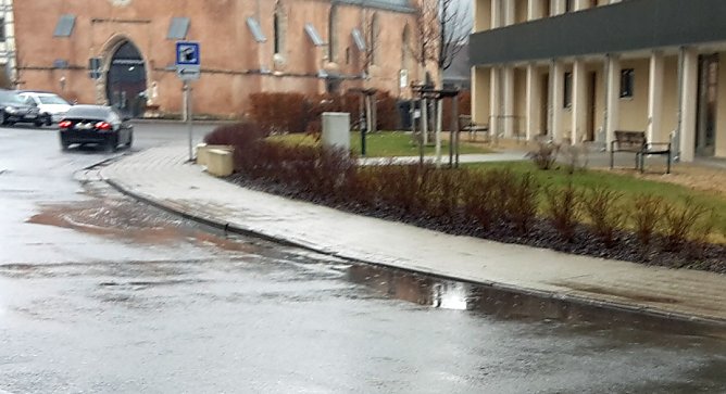 Osterhase holte sich kalte Füße (Foto: Karl-Heinz Herrmann) Osterhase holte sich kalte Füße (Foto: Karl-Heinz Herrmann)