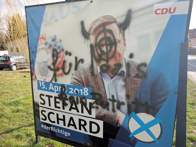 Erneut großflächige Beschmierung von Wahlplakaten (Foto: Stefan Schard) Erneut großflächige Beschmierung von Wahlplakaten (Foto: Stefan Schard)