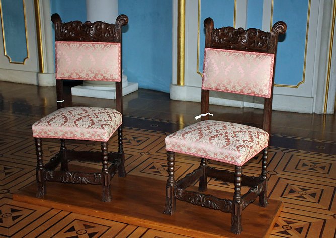 Restaurierte St&uuml;hle wieder im Schlossmuseum (Foto: Karl-Heinz Herrmann)