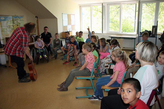 Mit viel Spa&szlig; Instrumente getestet (Foto: Karl-Heinz Herrmann)