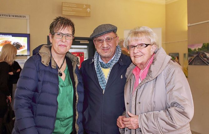 Ausstellung mit Bildern von Fakher Atassi und mehr (Foto: Karl-Heinz Herrmann) Ausstellung mit Bildern von Fakher Atassi und mehr (Foto: Karl-Heinz Herrmann)