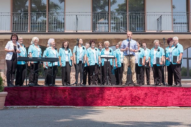 8. Kyffhäuser Singen auf dem Burghof (Foto: Siegfried Wenzel) 8. Kyffhäuser Singen auf dem Burghof (Foto: Siegfried Wenzel)